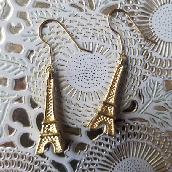gorgeous dainty gold Eiffel Tower drop earrings - Picture 2 of 5
